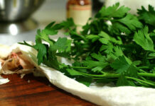 Homemade parsley lotion for spots on the face